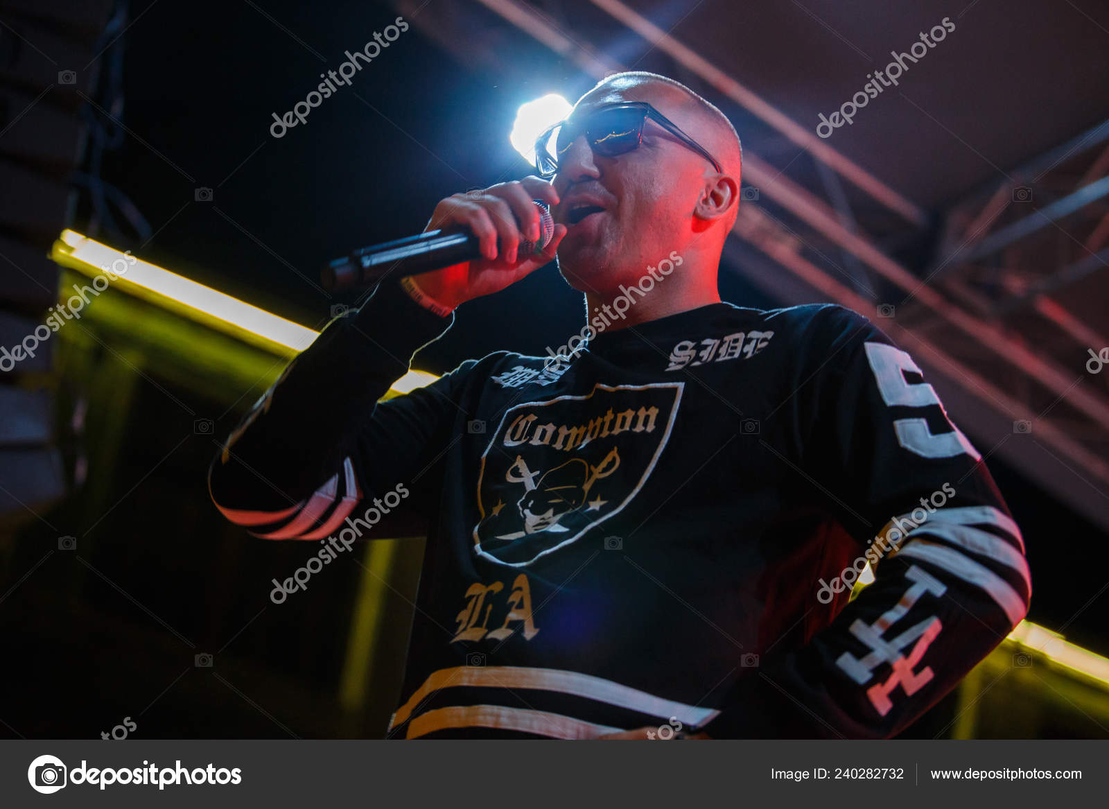 Киев Августа 2018 Белый Рэп Исполнитель Deluxe Микрофоном Руках.