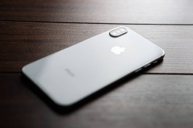 Mariupol, Ukraine-25 Ekim, 2017: Akıllı telefon modeli x yeni iphone. Trendy beyaz iphone 10 modeli. Modern cep telefonu modeli makro. Çift fotoğraf kamera lens arka