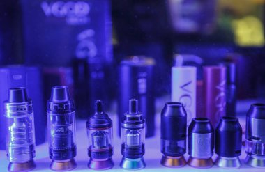Kiev, Ukrayna-14 Nisan, 2018: yeni vaping cihazlar parçalar. Satılık Vape Expo Event'de damlatıcı başkanları.