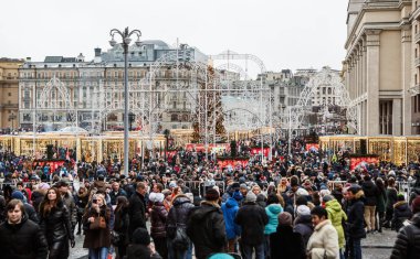 Moskova - 2 Ocak, 2017: Rusya'nın başkentinde yeni yıl kutlama. Büyük kalabalık Kızıl Meydan kış tatil yürüyüş insanların hafta sonu.
