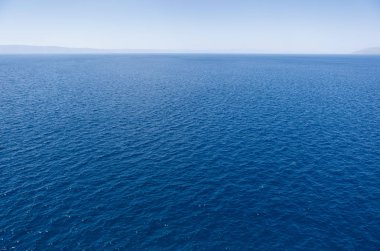 Güneşin derin mavi Adriyatik Denizi yüzey parlar. Deniz kenarındaki güzel arka plan. Yaz tatil gezisi için popüler seyahat hedef. Tüplü Dalış ve muhteşem deniz suda yüzme keyfini çıkarın