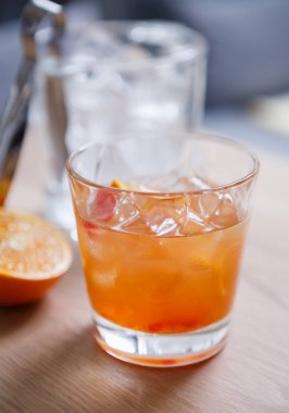 Dikey beyaz Küba rom, taze portakal suyu ile egzotik kokteyl bardak viski bardağına buz ile devam eder. Tekila sunrise DRINK barda serinletici. Soğuk sıcak yaz gün içki