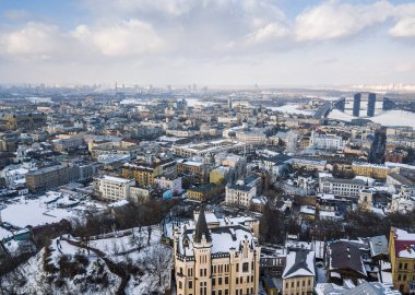 Kiev, Ukrayna - 18 Şubat, 2018: kış Kiev merkezi hava uçak fotoğrafı. Geleneksel Hıristiyan Ortodoks Saint Andrews Kilisesi. Andriivskiy tepe üzerinde güzel dini yapı