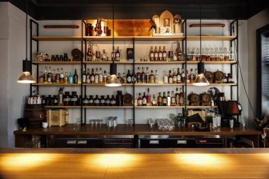 Moskova-26 Mart 2017: birçok Alocohol şişe içkileri ile Cool Dewars Bar. Yetişkin gece hayatı eğlence arka plan. Kapalı pub iç arka damla. Yetişkin eğlence etkinliği için iç içecek