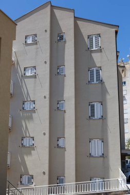 Makarska, Hırvatistan-29 Haziran 2017: pencerelerin üzerinde deklanşöre sahip geleneksel Hırvat Konuk evi. Güney Avrupa 'da yaz tatili için kiralık daireler. popüler turist alanı