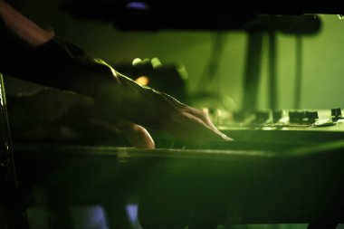 Moskova - 5 Ekim, 2016: Rus synth pop rock grubu playing canlı Vougal 16 büyük gece kulübü sahnede konser