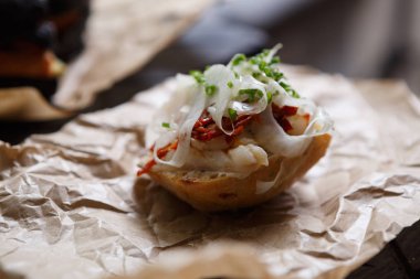 Cafe akşam yemeği için lezzetli İtalyan meze sandviç vuruşta kadar kapatın. Lezzetli antipasti kanepe yemek, meze menü öğesi. Doğal İtalyan mutfağının tadını çıkarın 