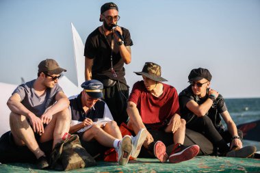 Odessa-24 Ağustos, 2017: Agresif In-Line skatepark doğa sporları olay üzerinde buz pateni yarışması. Ünlü ABD'li patenci Chris Farmer yargılamak rekabet skate park