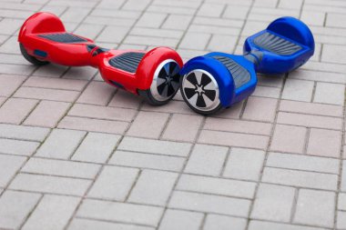 Modern ulaşım teknolojisinin - elektrikli mini segway scooter vurgulu kurulu. Kolay ve eğlenceli bir şekilde şehrin sokaklarında binmek için. Gençler ve yetişkinler arasında çok popüler oldu yeni becerikli alet eğilimleri. Bu enerji effetive kişisel kentsel transpor gelecek mi