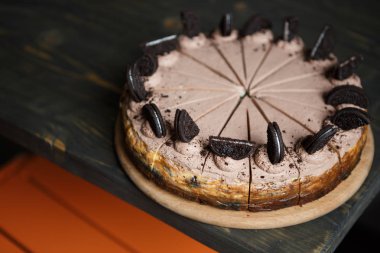 Bu büyük lezzetli kremalı pasta çikolata kurabiye ve kakao krema ile deneyin. Fırın ürün. Lezzetli İtalyan restoran tatlı gıda menü arka plan