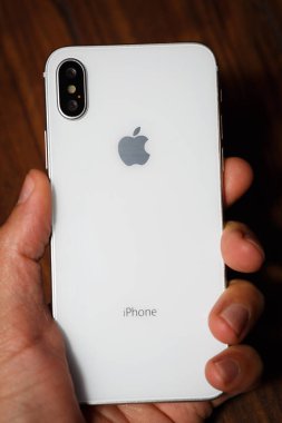 Kiev, Ukrayna-1 Kasım, 2017: yeni Iphone X elinde. Beyaz Iphone 10 içinde en iyi görünümü kapatın. En yeni Apple cep telefonu genel gider çekim