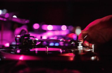 Kiev-4 Temmuz, 2018: Dj vinil kayıt partide iğne koymak. Retro Technics Sl-1210 turntable ve Shure M44-7 küresel iğne disk jokey Kur. Gece kulübü sahnede profesyonel DJ'ler ses ekipmanları