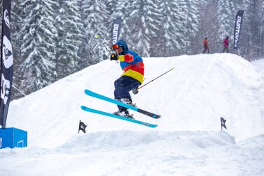 Bukovel, Ukrayna-19 Mart, 2018: Kar kicker rampa Bukovel kış Parkı'nda ücretsiz Kayak binici atlar. Aşırı spor müsabakasını dağlarda kayakçılar için