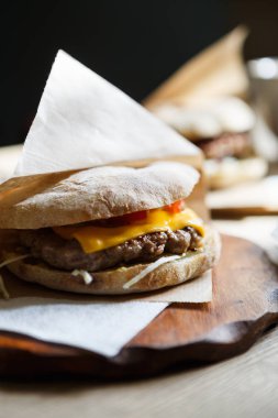 Geleneksel Sırp çanak Pljeskavica.Fresh Kavrulmuş dana eti, peynir dilimi ve ekmek topuz hizmet Sebze burger ızgara. Tablo fastfood Restoran yiyecek çanak