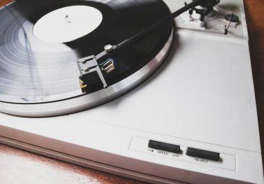 Vinil rekor müzik ile oynarken pikap. 