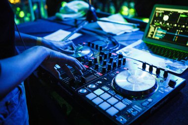 Moskova - 14 Ekim, 2016: Rus rap şarkıcısı Kravz gece kulübü Moskva sahnede büyük konser. Dj müzik ve çizilmemesi Katos profesyonel dj MIDI denetleyicisi üzerinde izler kız eline odaklanın. Konser için modern disk jokey dijital ses cihazı