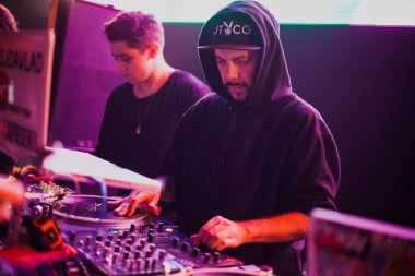 Moskova - 22 Kasım, 2015: Tropkillaz (Djs Laudz ve Zegon) mevcut yeni albüm kalpler On Fire Izvestiya Hall kulübünde