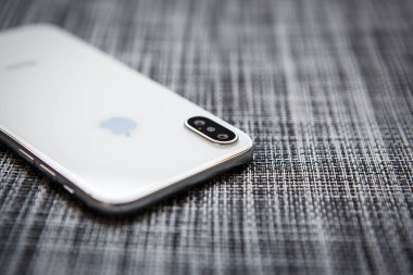 Kiev, Ukrayna-27 Eylül, 2018:Iphone Xs modeli. Beyaz ve gümüş renkli yeni Apple on Es. Modern smartphone kavramı zekâ çift fotoğraf kamera lensler cam arka panel. Lüks cep telefonu kapat