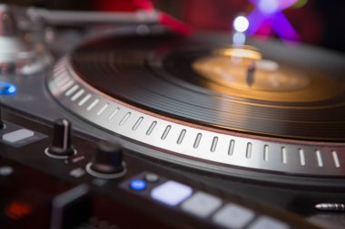 Pikap dj vinil plak çalar yakın kadar dijital müzik Dj için analog ses teknolojisi. Yakın, makro disk jokey profesyonel stüdyo, konser, etkinlik için donatım 