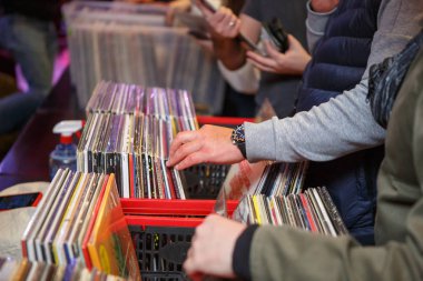 Kiev, Ukrayna - 3 Kasım, 2018: Vintage Vinil plak bit pazarı Club. Eski müzik koleksiyoncuları satın almak, satmak ve retro vinyls pikap oyuncu için ticaret. Dj bit pazarı, eski analog kayıtlardan büyük toplama