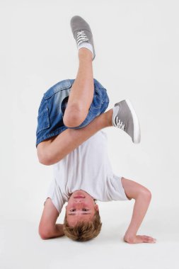  beyaz zemin üzerine gencin bboy eğitim