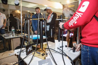 Kiev, Ukrayna-14 Nisan, 2018: Yeni vaping cihazlarda Vape Expo Event'de Satılık