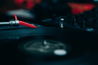 Pikap dj vinil plak çalar, analog ve dijital müzik Dj için analog ses teknolojisi.