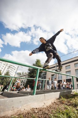 Moskova - 15 Ağustos, 2015: açık saldırgan rollerbladers tamamlama S3t Yarışması. Genç patenci adam Küpeşte üzerinde paten bileme.