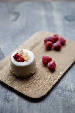 Küp kek rapsberries ile ek yükü dikey bir kadeh. Fırın ürün. Lezzetli İtalyan restoran tatlı gıda menü arka plan