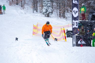 Bukovel, Ukrayna-19 Mart, 2018: Kar kicker rampa Bukovel kış Parkı'nda ücretsiz Kayak binici atlar. Aşırı spor müsabakasını dağlarda kayakçılar için