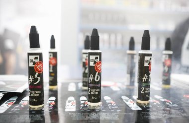 Moskova - 6 Aralık, 2016: Vape Expo olay. Modern elektronik sigara, vape suyu sıvı ve vaping cihazlar Fuar