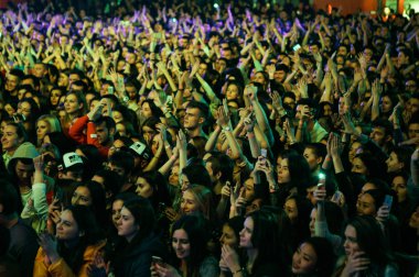 Moskova - 30 Kasım, 2016: gece kulübünde dans pisti kalabalık. Müzikal konser gösterisi sırasında tam gece kulübü. İnsanlar iyi eğlenceler.