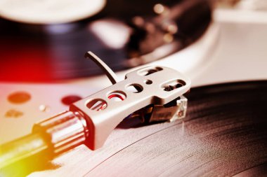 Vinil rekor müzik ile oynarken pikap. 