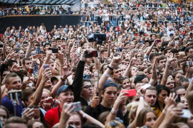Moskova - 2 Haziran, 2016: büyük konser kalabalık açık yaz müzik festivali. Pek çok gencin el sallamak ve hip hop şarkıcısı L'One konser üzerine şarkı. Sahne Alanı'ndan kalabalık dans pistinde görüntülemek