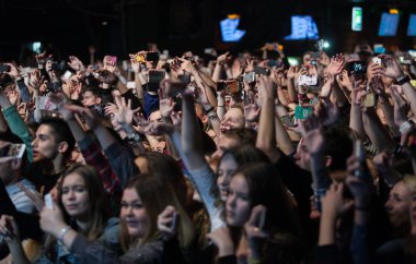 Moskova - 20 Ekim, 2016: kalabalık danceflloor gece kulübünde. Büyük canlı müzik show gece kulübü. İnsanlar üzerinde konser iyi eğlenceler. Büyük bir kalabalık satılan dışarı Festivali