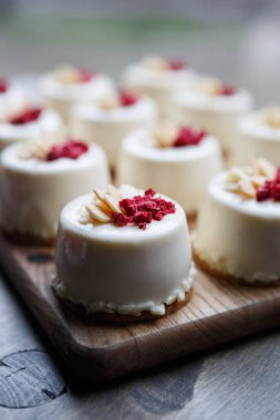 Kafede lezzetli frambuazlı kek tatlı