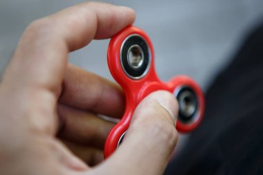 Popüler parmak spinner aygıt ile boy oynayın. Modern topluca iplik oyuncak yatakları üzerinde. Elinde sıralayacağız ve serin yeni püf noktaları öğrenin. Bu yeni dönen becerikli alet ile eğlenin. 