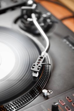 Pikap vinil plak çalar, analog ve dijital müzik Dj için analog ses teknolojisi. Yakın, makro için profesyonel stüdyo cihazları