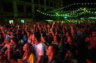 Kiev-11 Temmuz 2018: Müzik hayranları en sevdiğim müzisyen kadar yaz festivali Bazar ellerini. Eğlence olay parlak kırmızı sahne ışıkları üzerinde parti konser kalabalık