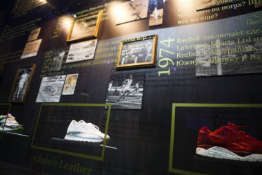 Moskova - 29 Eylül, 2016: Reebok Hall Of Fame parti Tesla 4000 Konser Salonu'nda kapalı. Headliner: Rus rap sanatçısı Oxxxymiron ve İngiliz hip hop yıldızı küçük Simz