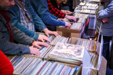 Kiev, Ukrayna - 3 Kasım, 2018: Vintage Vinil plak bit pazarı Club. Eski müzik koleksiyoncuları satın almak, satmak ve retro vinyls pikap oyuncu için ticaret. Dj bit pazarı, eski analog kayıtlardan büyük toplama