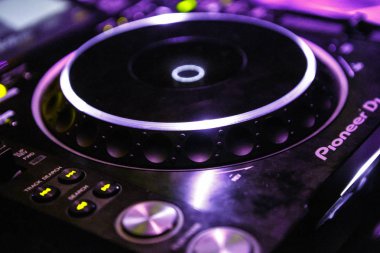 Kiev-4 Temmuz, 2018: Modern dijital Dj cd çalar dönüş konser Sahne Alanı'nda aygıt masa. Pioneer Cdj sopayla dokunmatik ekran döner gece müzikal parçaları çalmak. Sahnede profesyonel ses ekipmanları