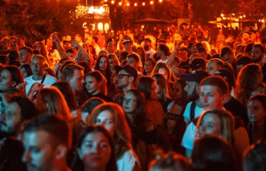 Kiev-11 Temmuz, 2018: konser kalabalık Yaz Festivali Bazar müzik dinlemek. Grup gece parlak kırmızı ışıklarda gençlerin partisi