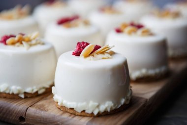 Kafede lezzetli frambuazlı kek tatlı