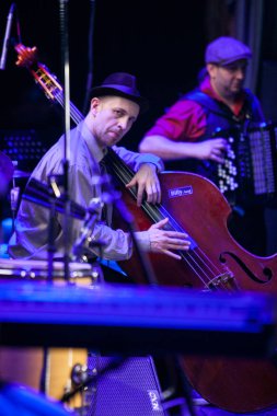Moskova - 21 Şubat 2015: Billys Band Rock konseri müzik salonunda. Ünlü blues ve rock ve roll grubu canlı sahne alanı'nda ayarla gerçekleştirme.