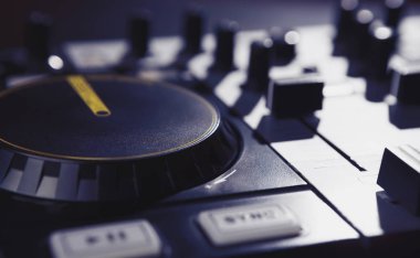 Mix müzik ve parçaları çalmak için MIDI contoller güverte dj. Ses regülatör ayarı, disk plakalı ve oyun düğme. Gece kulübü veya ev partisi müzik. Profesyonel dj ses karıştırma donatım