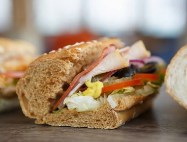 Huysuz topuz ekmek doğal maddeler ile lezzetli frech sandviç odaklanmak kapatın. Akşam yemeği ve öğle yemeği yemek için fast food restoran menü. Amerikan mutfağı yemek üstünde belgili tanımlık gitmek