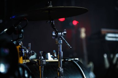 Kiev-9 Şubat,2018:Profesyonel davul seti sahnede. Atlas'ta rock konseri, arka plan. Pro davulcu sahnede ayarlayın 