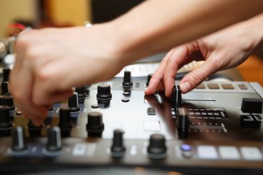 DJ mix müzik yüksek sınıf ses karıştırıcı denetleyicisinde izler. Profesyonel dijital dj ses cihazı kurulum gece kulübü partisi için. Pro müzik performansı için HiFi ses teknolojisi