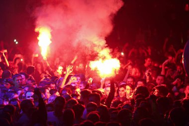 Moskova-4 Kasım 2016: gece kulübünde kalabalık dans pisti. Gece kulübünde büyük canlı müzik gösterisi. İnsanlar konserde eğleniriz. Festivalde büyük bir kalabalık. Favori şarkıcı popüler şarkı şarkı hayranları dalga el. Fan yanma yasaklanmış yangın işleri. Tehlikeli havai fişek